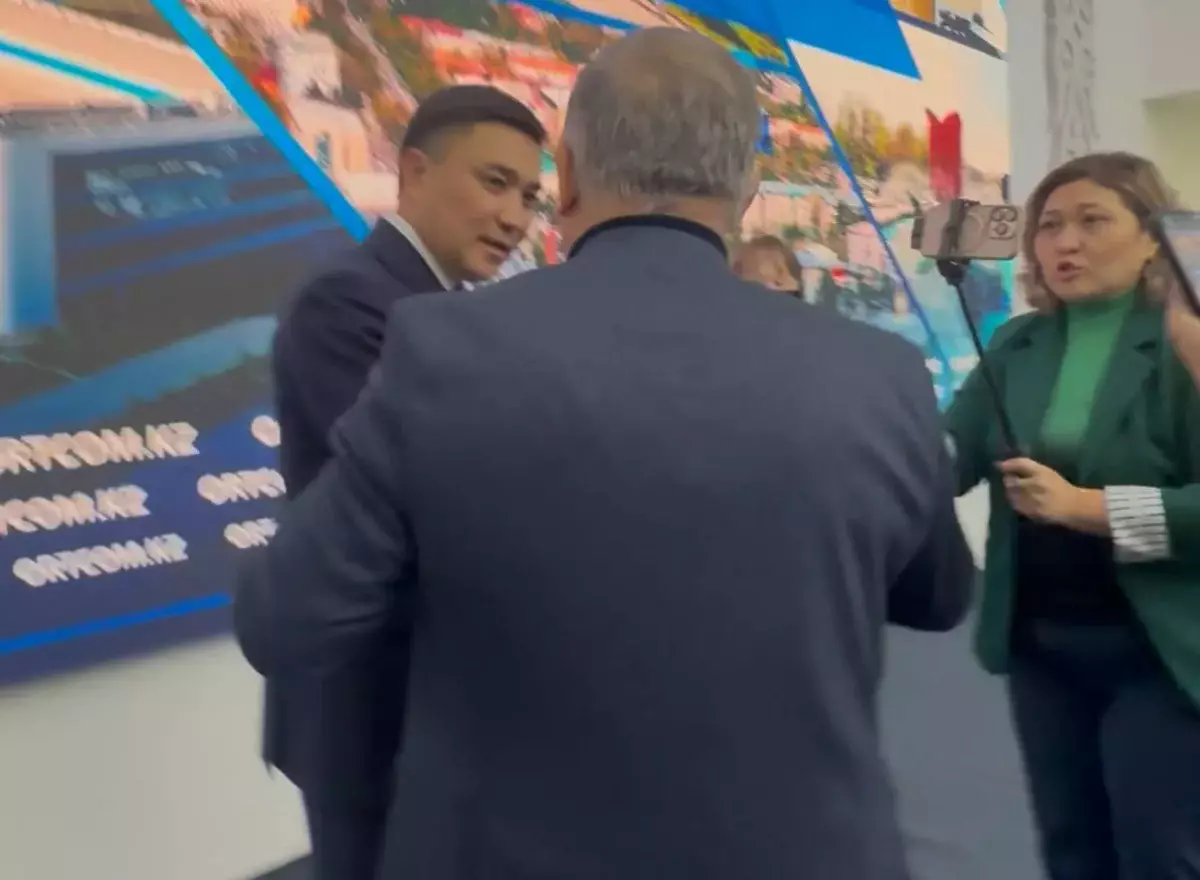 Акима Шымкента пытались увести от прессы после вопроса о покушении на его зама