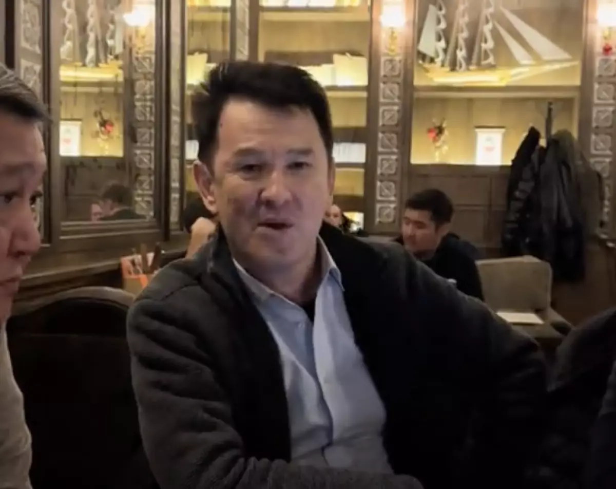 «Ішіндегі мұңын осылай шығарып отыр»: Медеу Арынбаевтың ішіп алған видеосы тарады (ВИДЕО)