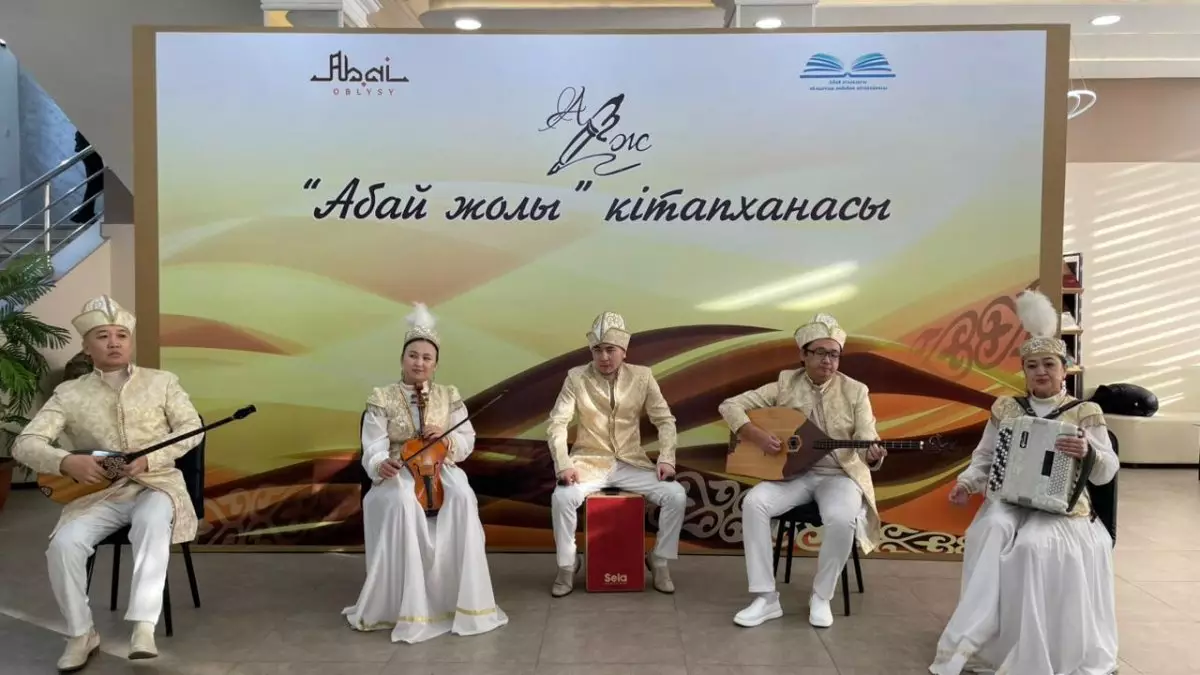 В области Абай представили серию книг проекта библиотека «Абай жолы»
