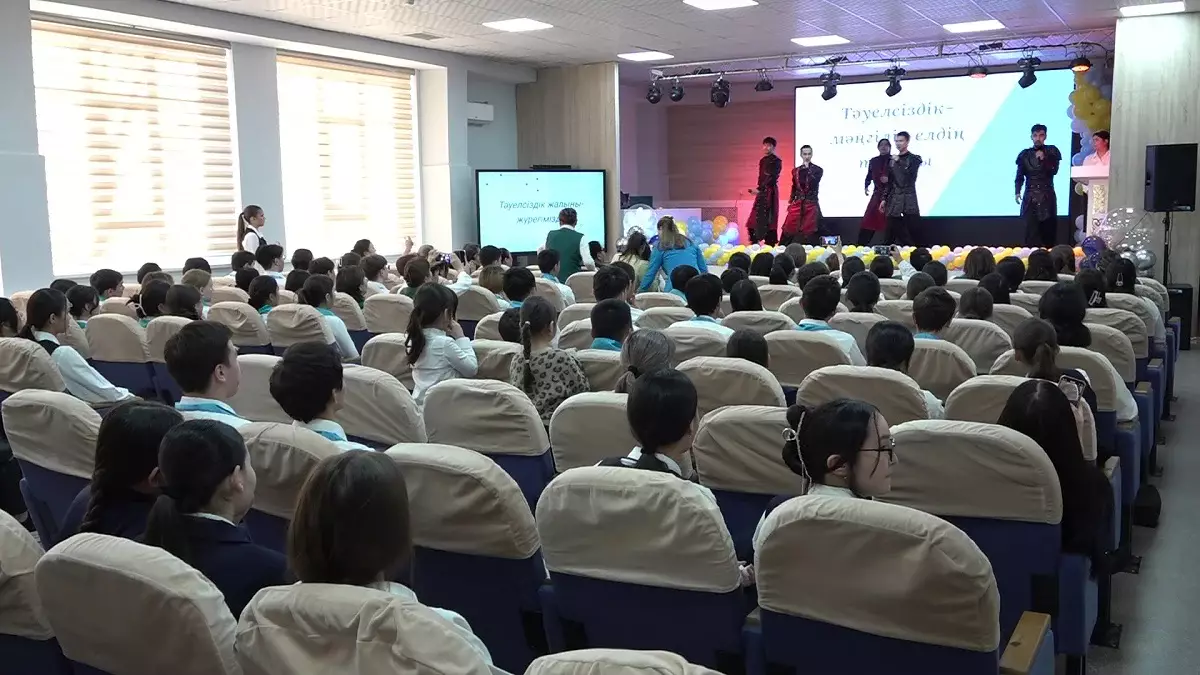 Тәуелсіздік жалыны: Алматы мектептерінің бірінде мерекелік іс-шара өтті
