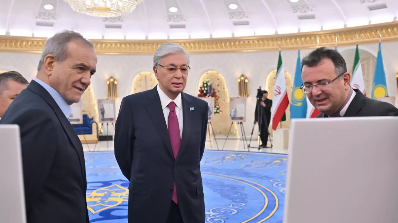 Президенттер Иран архивінен табылған қазақ тарихына қатысты көне қолжазбалар көрмесін тамашалады