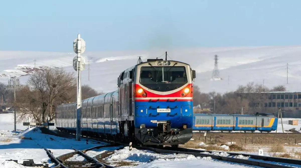 В Алматы 52 человека отравились газом в поезде, среди них дети