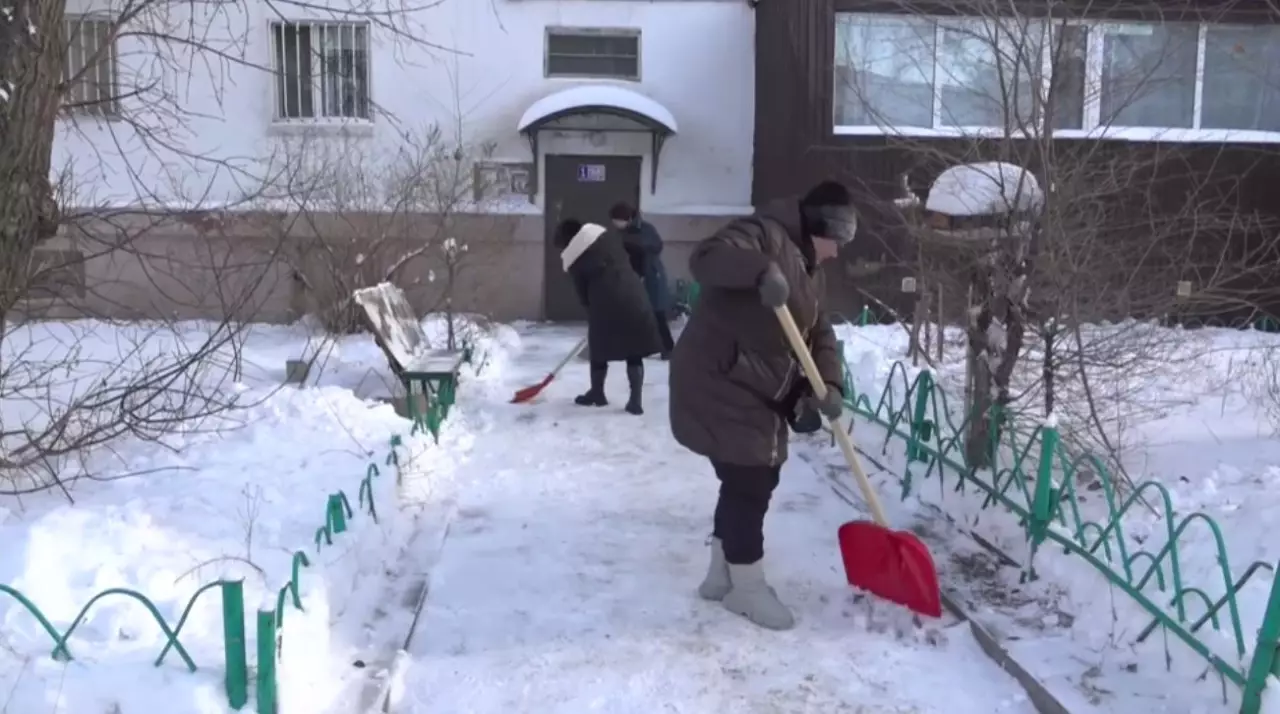 Павлодарда қаланы қардан тазартып жатыр