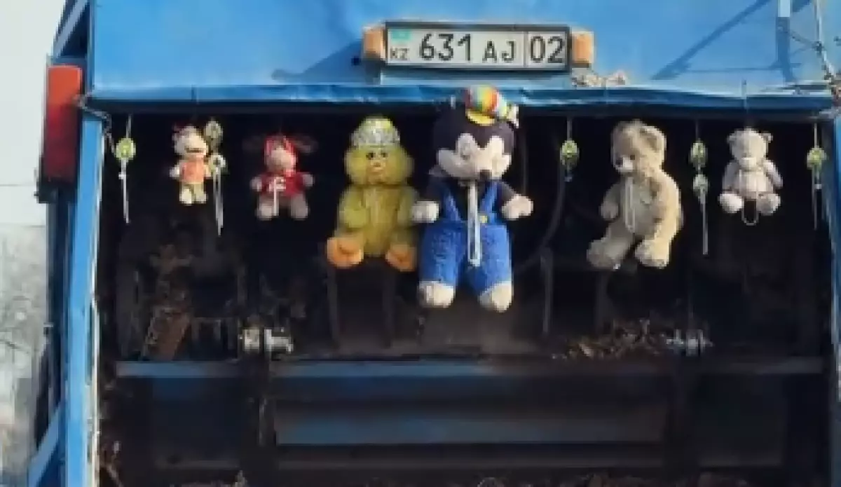 Необычная машина с игрушками привлекла внимание алматинцев