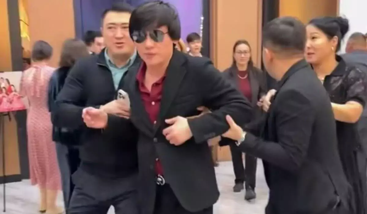 Поклонница схватила Кайрата Нуртаса за руку и потянула на себя ради фото (ВИДЕО)