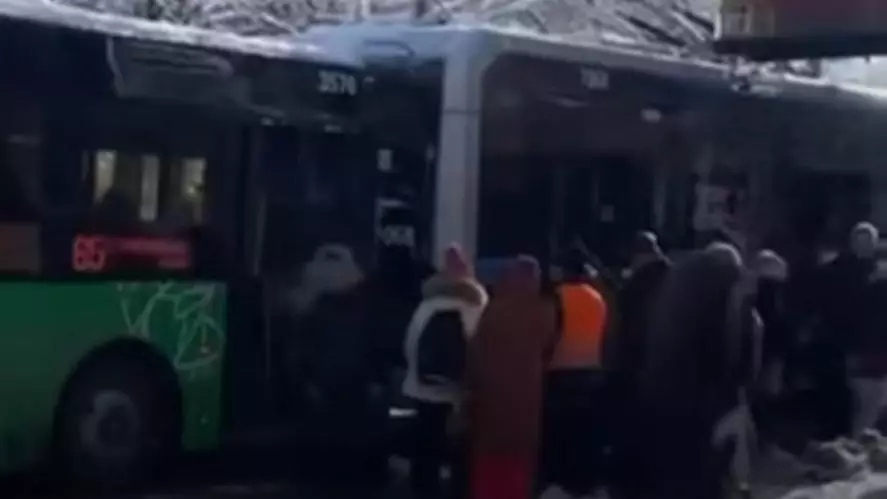 Алматыда жолаушылар отырған троллейбусқа автобус соғылды