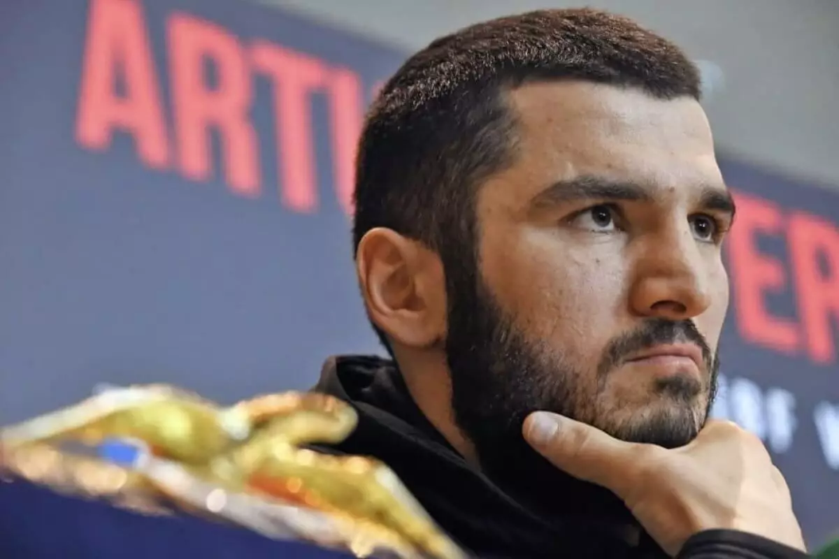 «Өзара бәсекелес болдық»: Артур Бетербиев қазақстандық боксшылардың өнерін жоғары бағалады