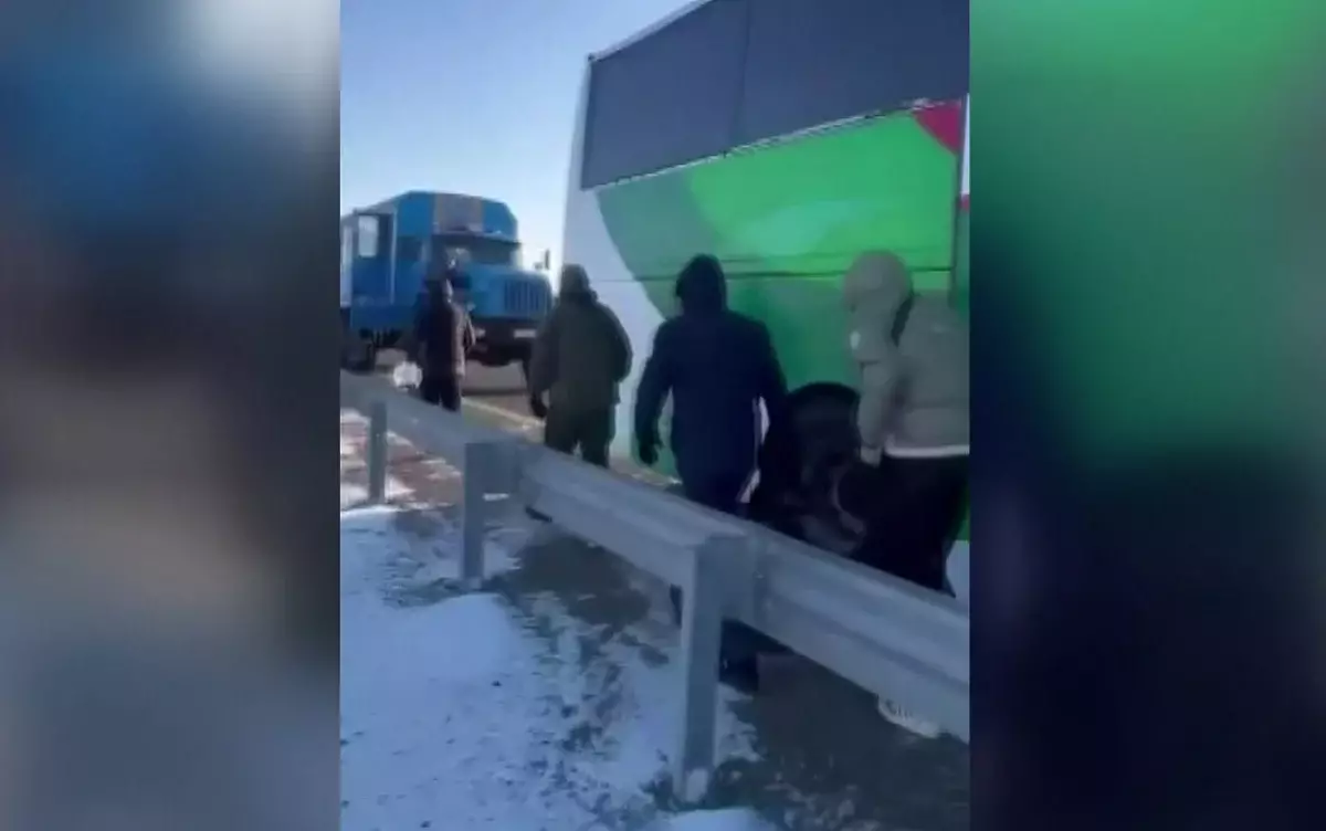 Қарағанды облысында аязда жолда қалған екі автобус жолаушылары құтқарылды