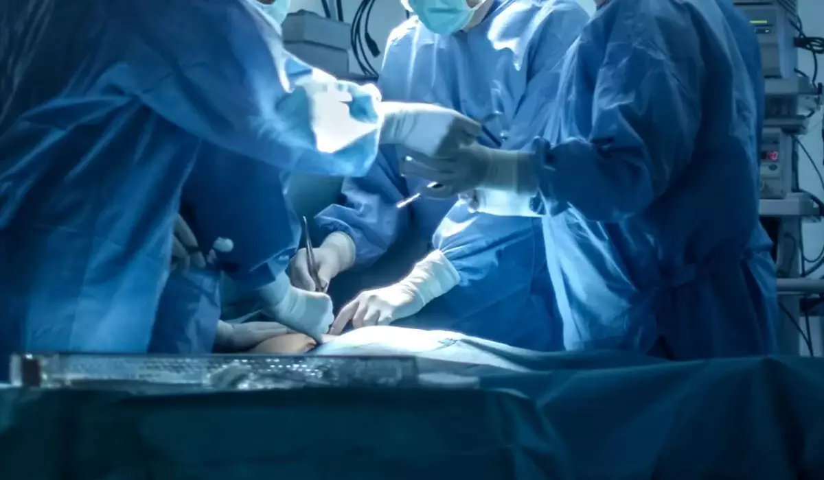 «12-летний ребенок ассистировал во время операции на черепе»: суд в Австрии оправдал врачей