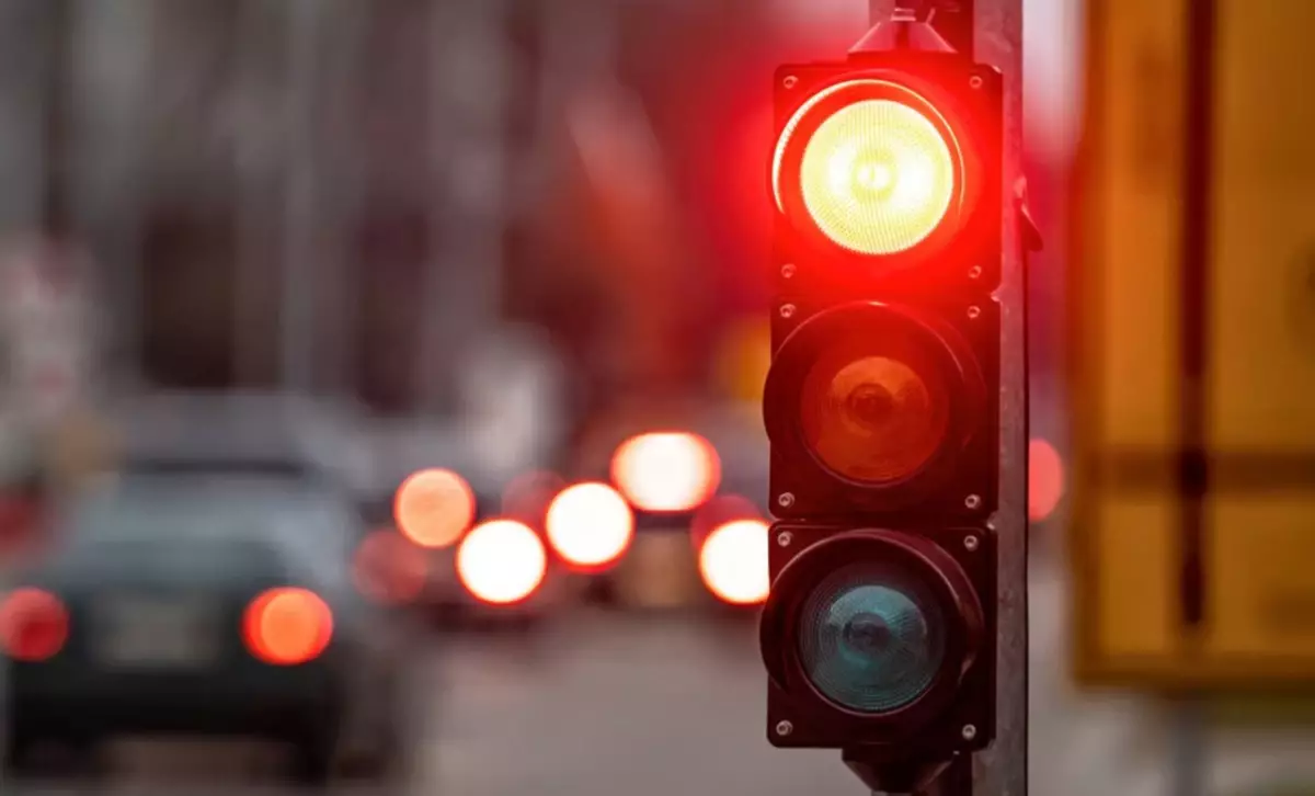 Қазақстанда бағдаршамның қызыл түсіне өткендерге салынатын айыппұл мөлшері жарияланды