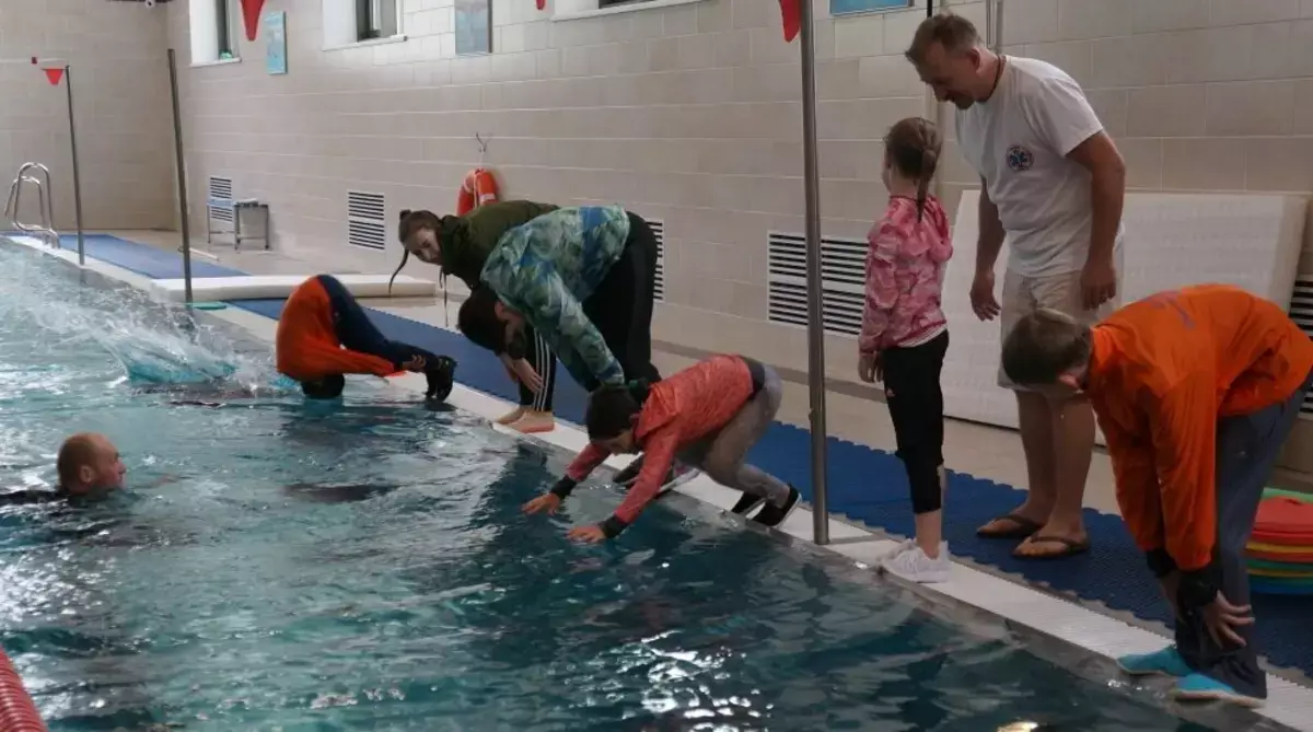 Зачем в Голландии детей учат плавать в сапогах и куртках - новости на Lada.kz 11.12.2025