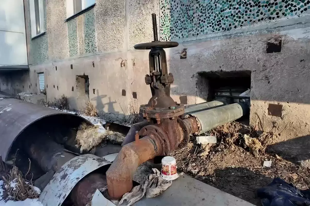 Изношенная теплотрасса: в Петропавловске сотни жильцов многоэтажек остаются без тепла