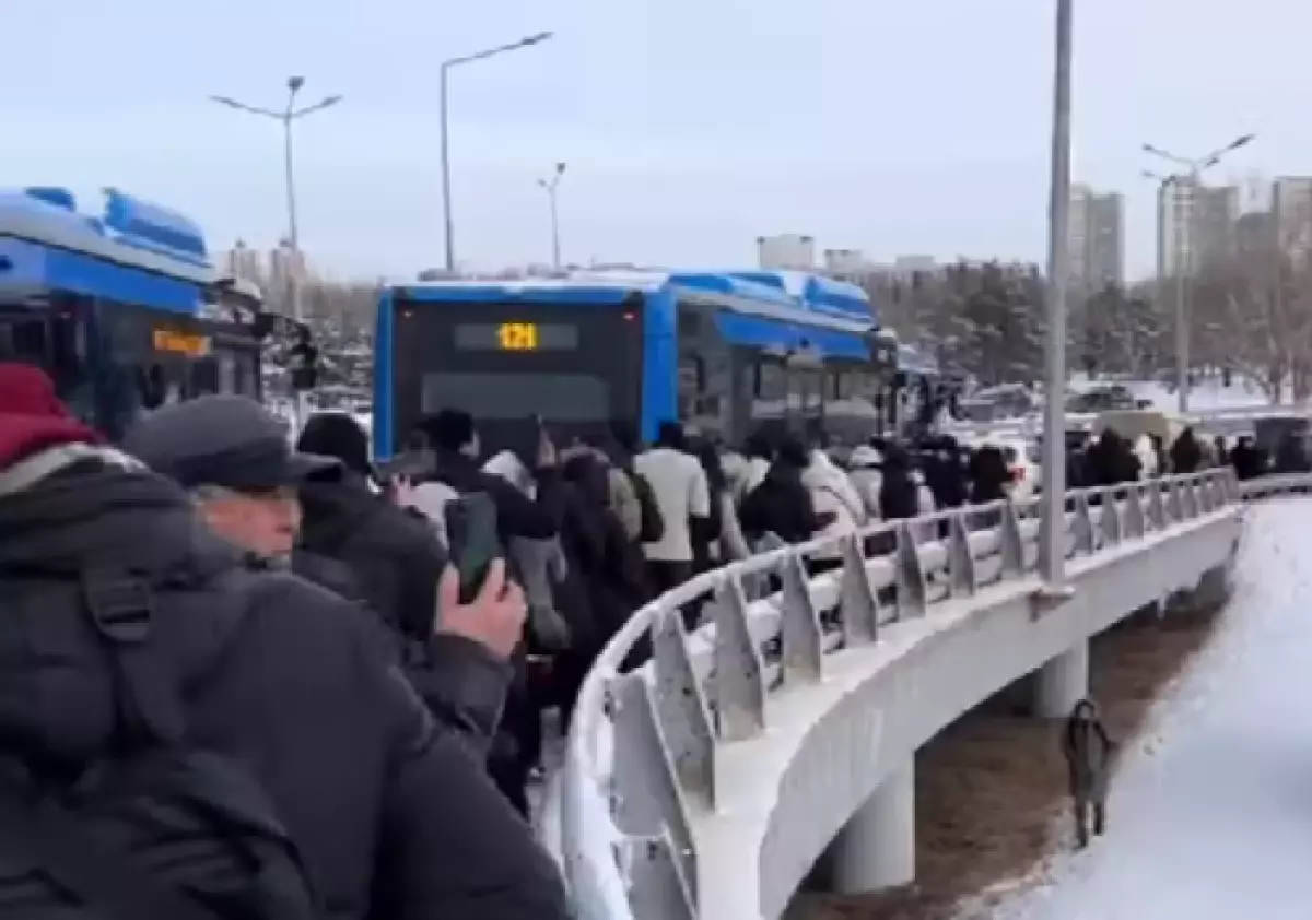 В Астане остановился мост Сарайшык: люди шли домой пешком в мороз
