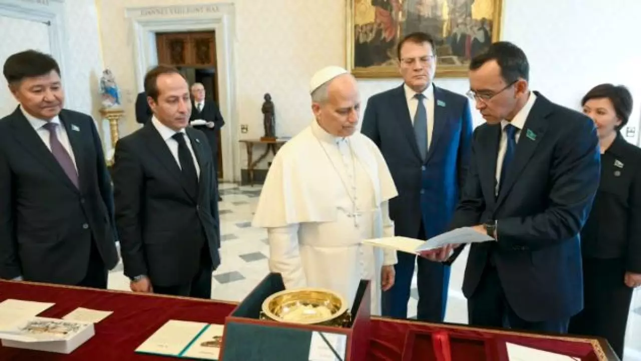 Токаев пригласил Папу Римского в Казахстан