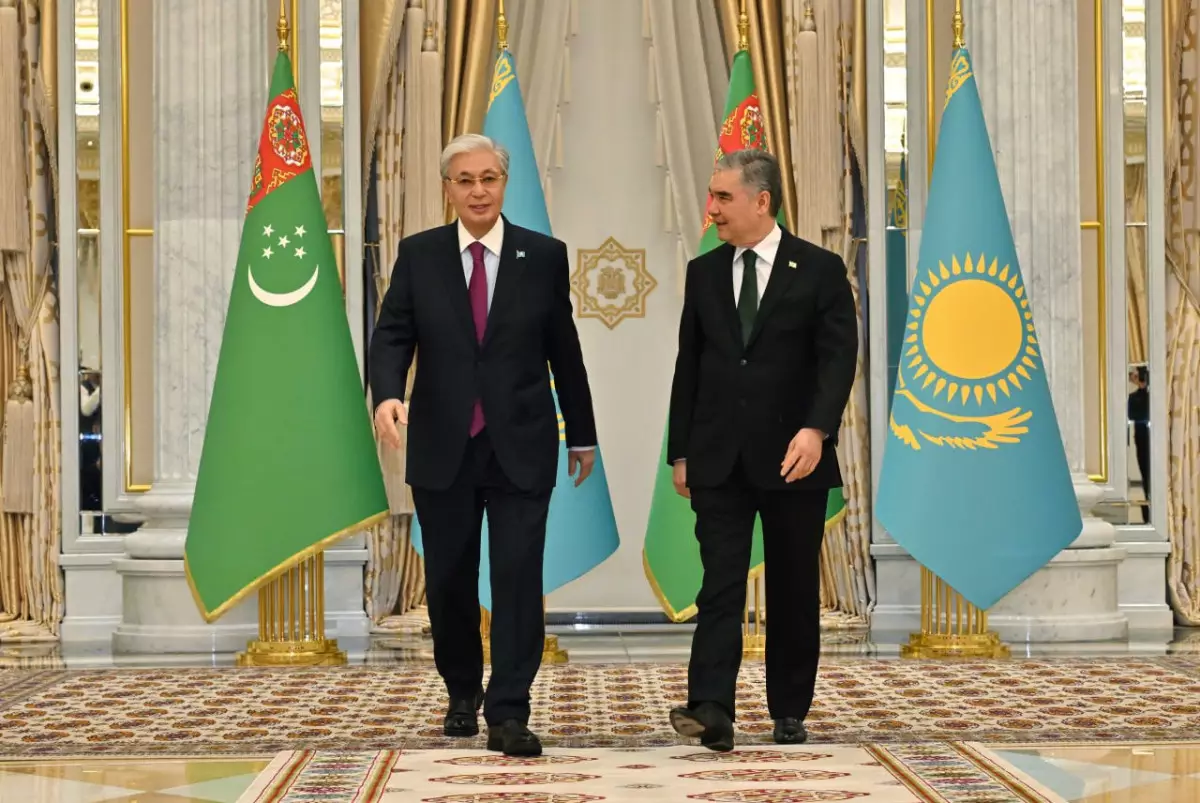 Токаев прибыл в Ашхабад для участия в международном форуме
