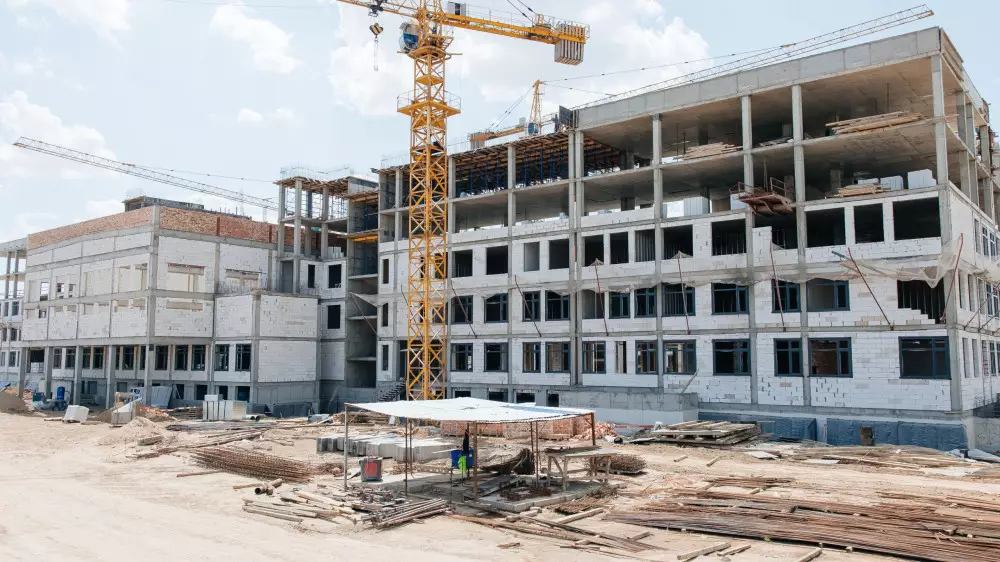 Более 100 социальных объектов строят в Атырауской области