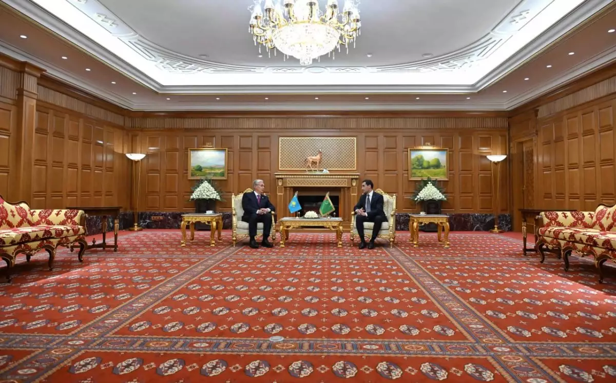 Токаев поздравил Туркменистан с 30-летием нейтралитета