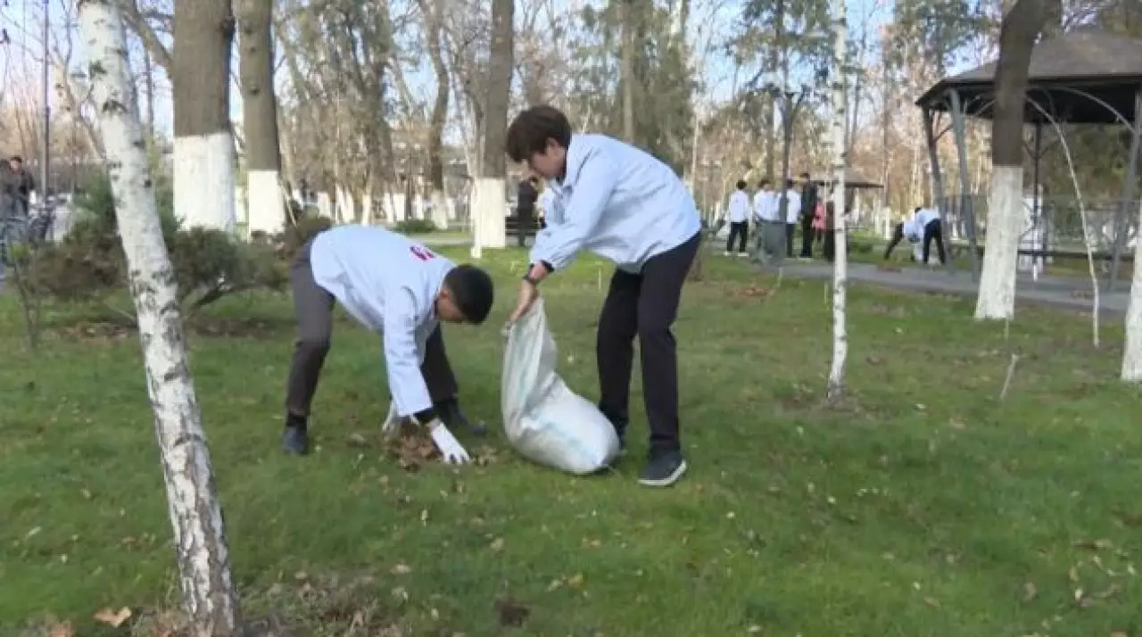 Волонтёры Шымкента отправляют мусор на переработку