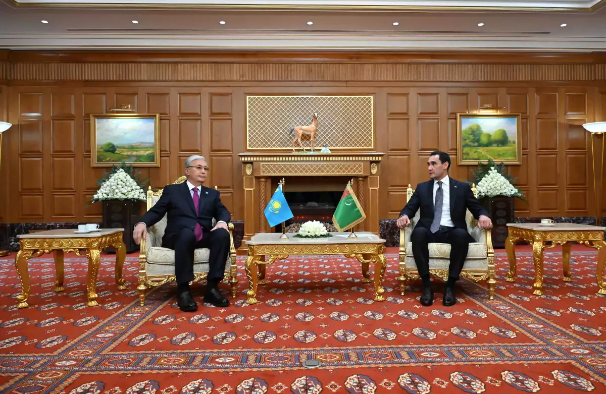 Глава государства провел встречу с Президентом Туркменистана