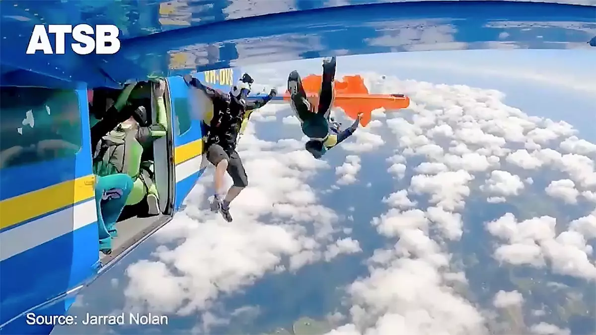 Парашютист выжил после случайного раскрытия запасного парашюта, оставившего его висеть на летящем самолёте.