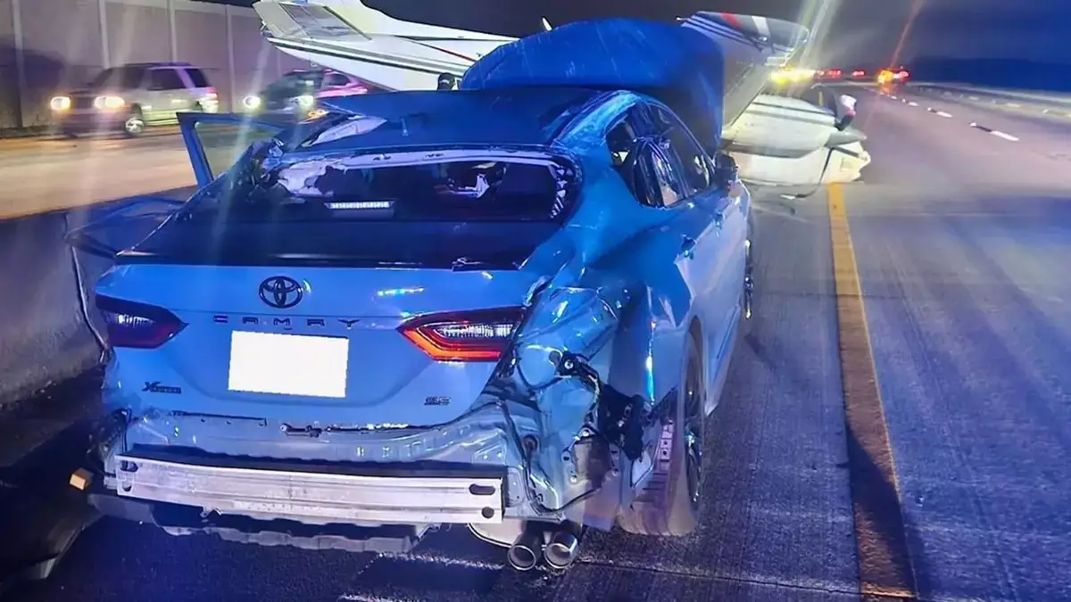 Самолёт приземлился на крышу Toyota Camry в США (видео) - новости на Lada.kz 11.12.2025