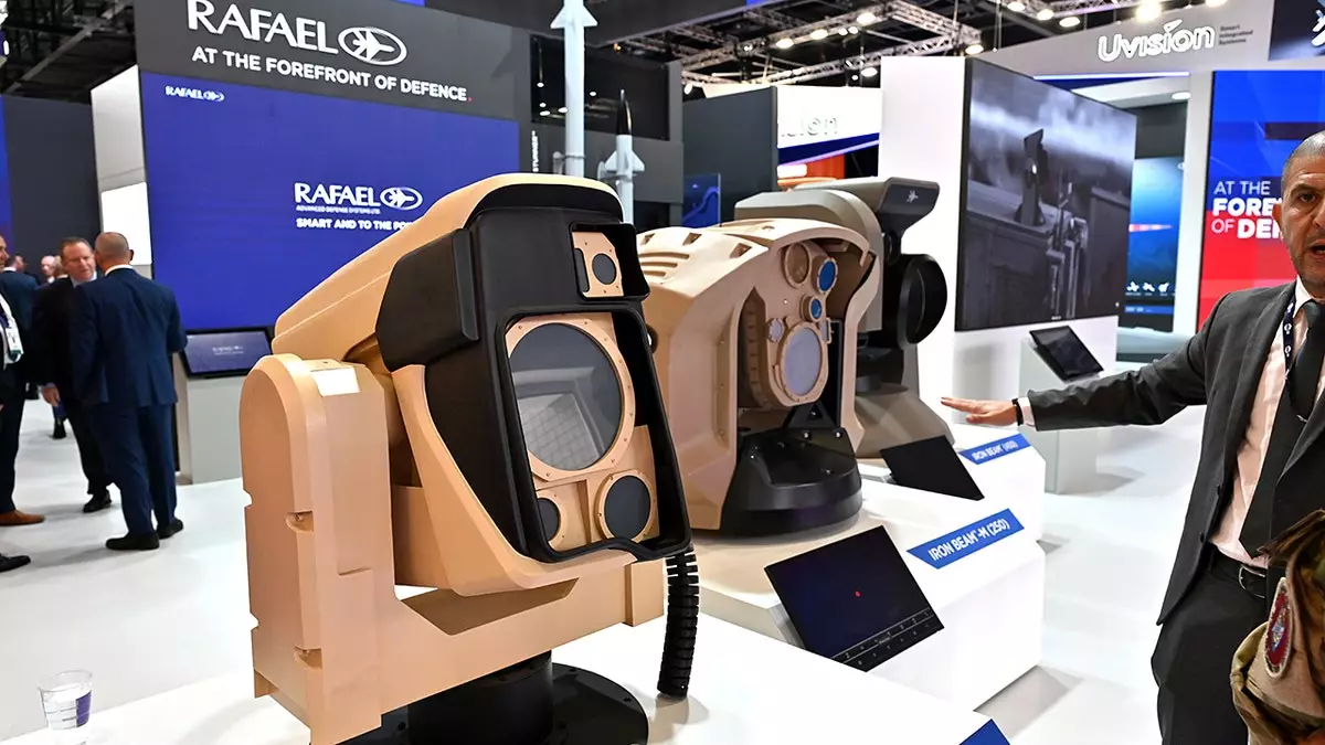 Израиль представил лазерное оружие «Железный луч», достигнув рекордных продаж вооружений на 15 млрд долларов.