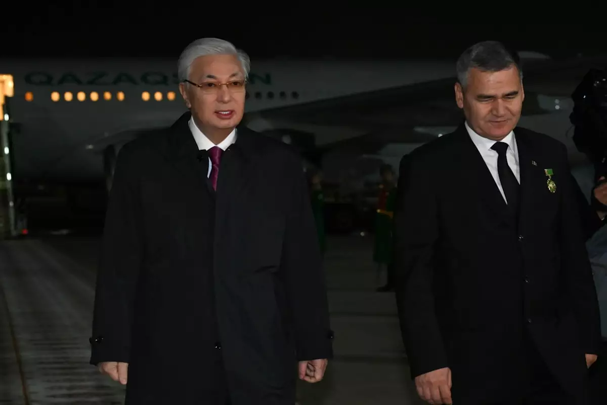 Токаев прибыл в Ашхабад для участия в международном форуме о мире и доверии
