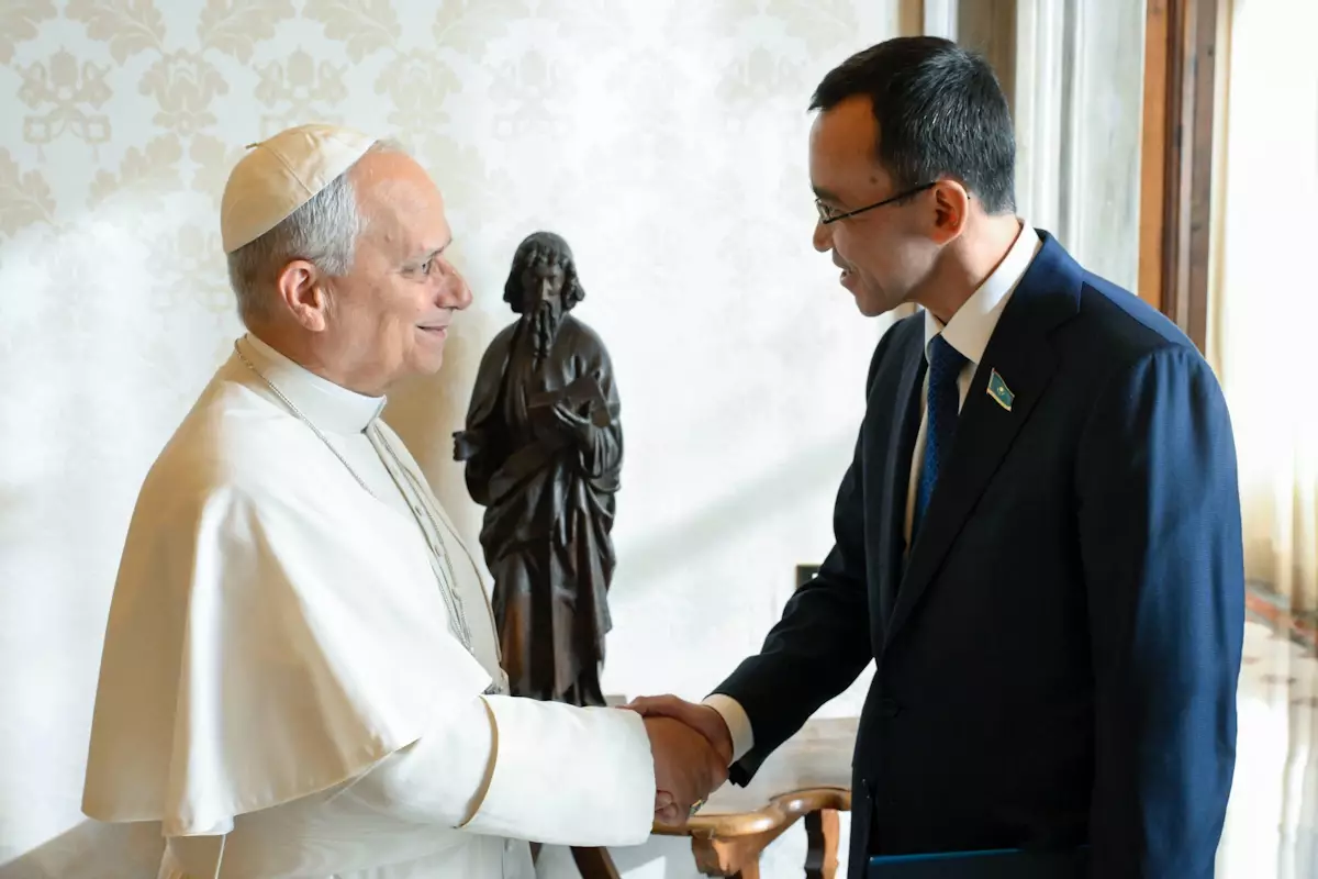 Казахстан зовёт Папу: Токаев приглашает Льва XIV с визитом