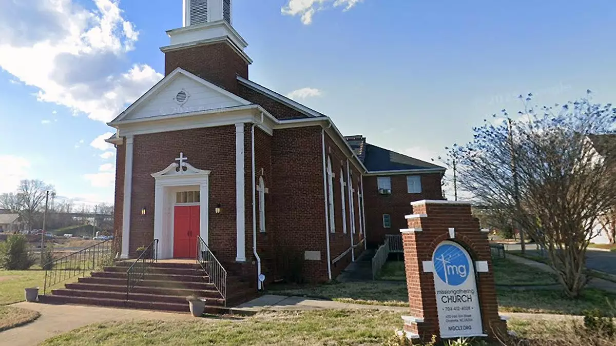 Шарлотта Чёрч изображает арест Святого семейства иммиграционной полицией в рождественской сценке эпохи Трампа.