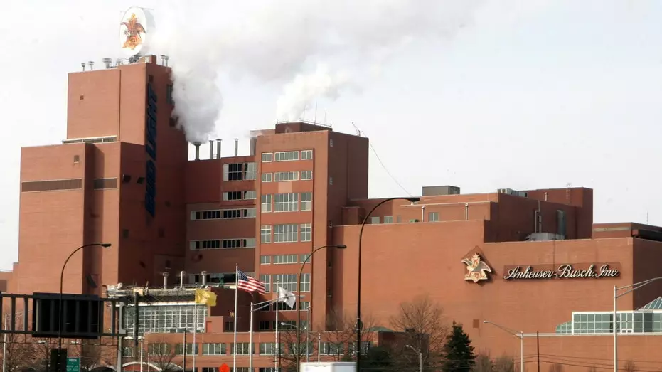 Anheuser-Busch продаст знаменитую пивоварню в Нью-Джерси и закроет предприятия в Калифорнии и Нью-Гэмпшире.