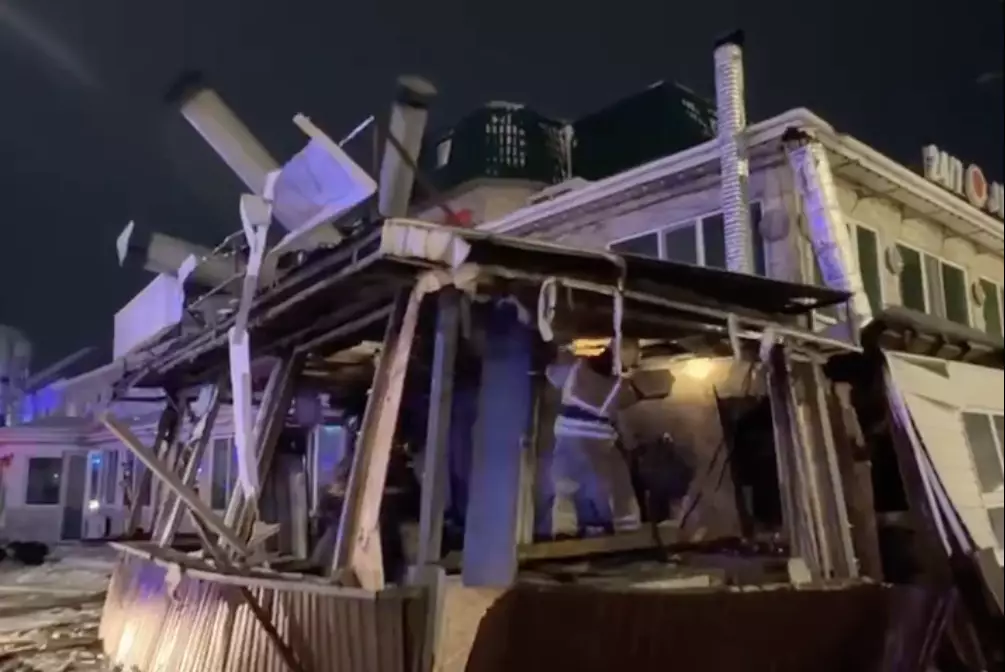 Четыре человека пострадали при пожаре в тандырной в Астане