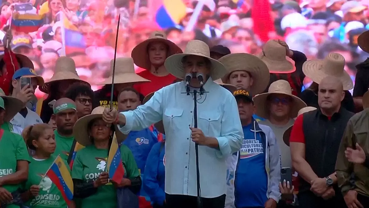 Мадуро поет, танцует и грозит «выбить зубы» «североамериканской империи».