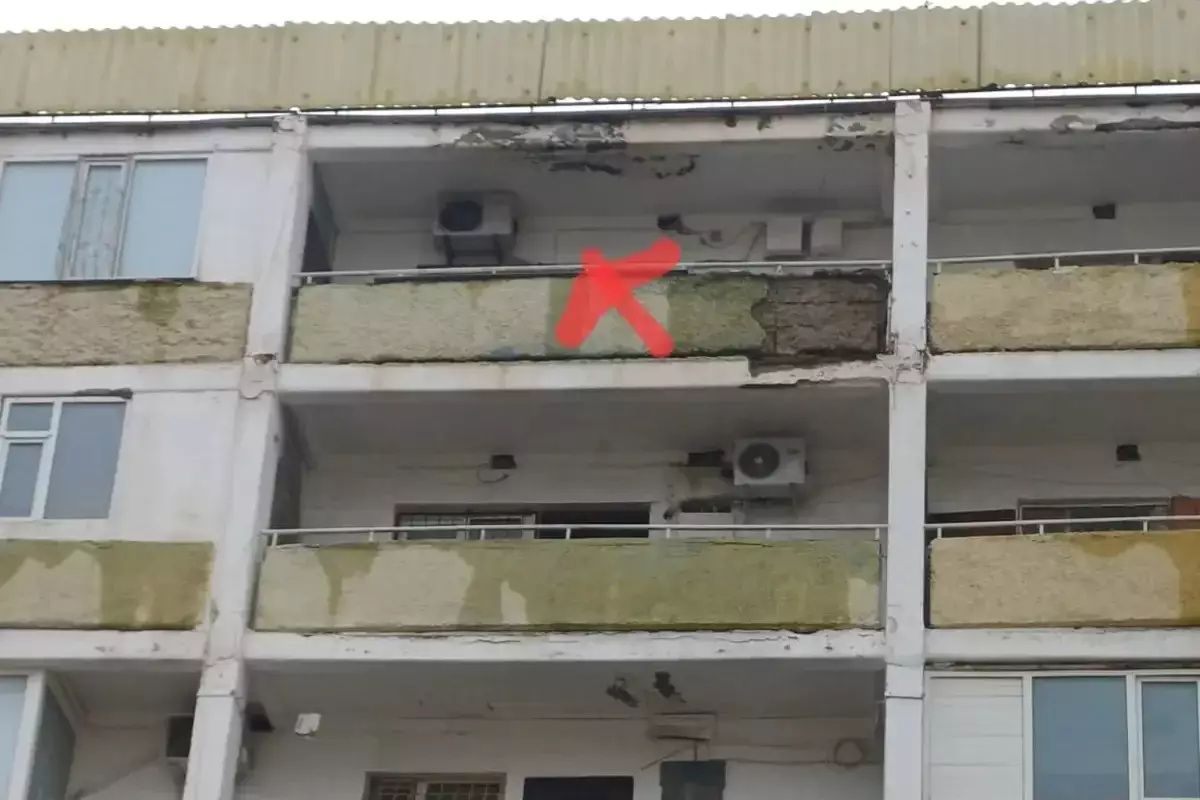 На опасность обрушения стен пожаловались жители многоэтажки в Актау