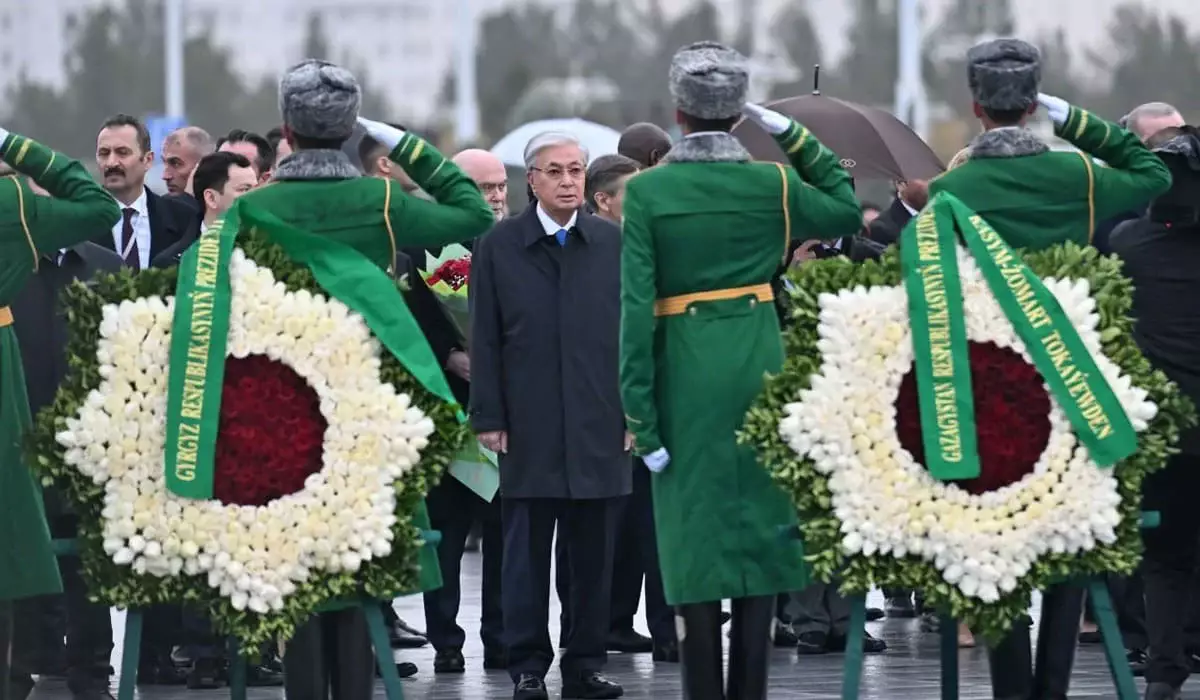 Токаев возложил венок к Монументу Нейтралитета в Ашхабаде (ФОТО, ВИДЕО)