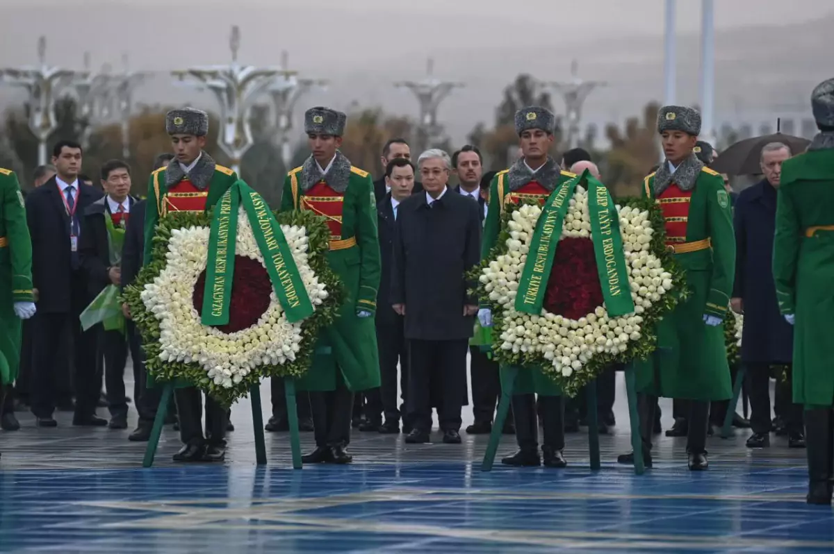 Глава государства возложил венок к Монументу Нейтралитета