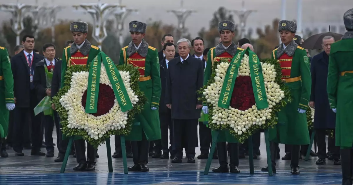   Президент Ашхабадтағы Бейтараптық монументіне гүл шоғын қойды   