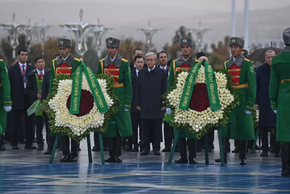 Токаев возложил венок к Монументу Нейтралитета в Ашхабаде