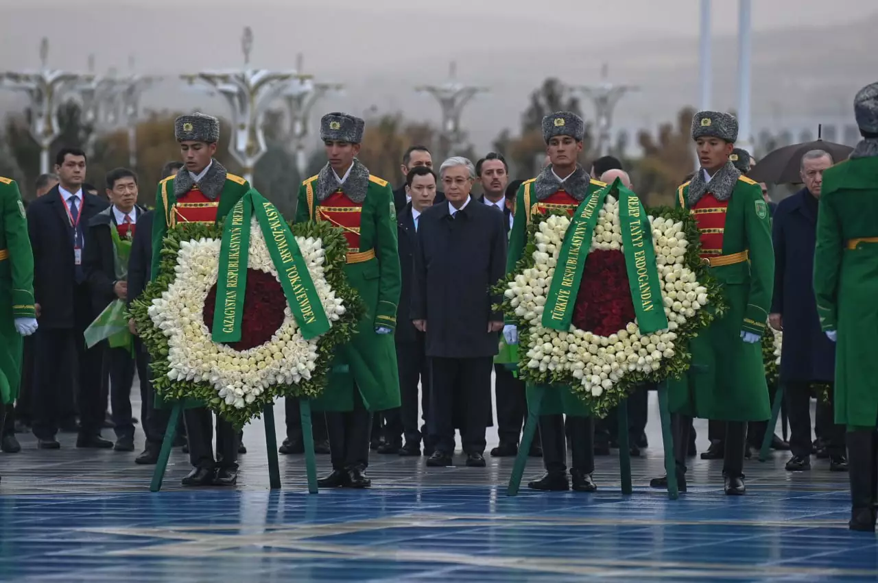 Глава государства возложил венок к Монументу Нейтралитета