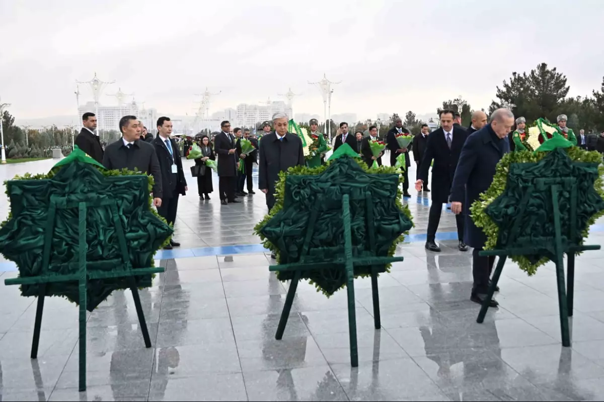 Токаев возложил венок к Монументу Нейтралитета