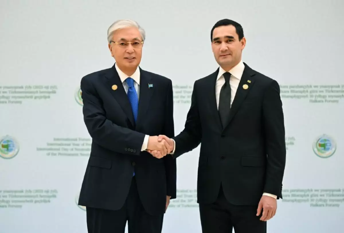 Токаев прибыл в Конгресс-центр для участия в международном форуме в Ашхабаде