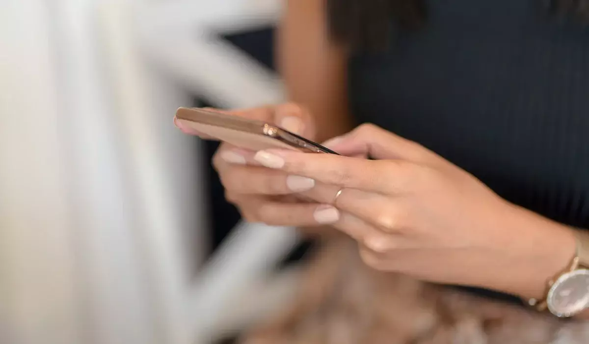 Бір көрген жігітке 159 мың рет SMS жазған әйел сотталатын болды