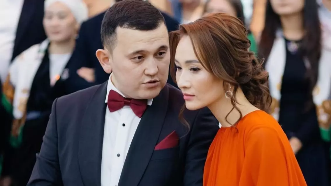 Елдос "колобок" сәбиінің қуанышы үшін уыстап алтын таратып, долларды шашу етіп шашты