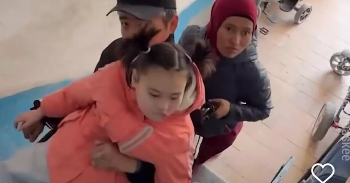   "Емге қаражат, қажылыққа жолдама, көлік пен пәтер кілтін табыстады": қара бетперде таққан жігіт арбаға таңылған таксистке көмектесті   