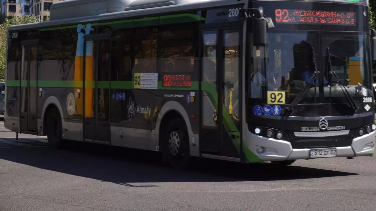 Алматинка рассказала о тяжелой работе своего мужа - водителя городского автобуса