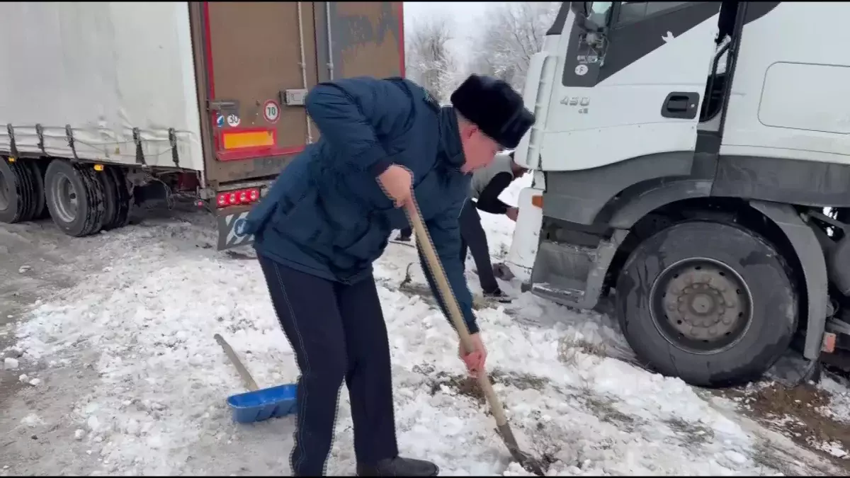 Қолайсыз ауа райы: Жамбыл облысында 700-ге жуық көлік жолда қалды