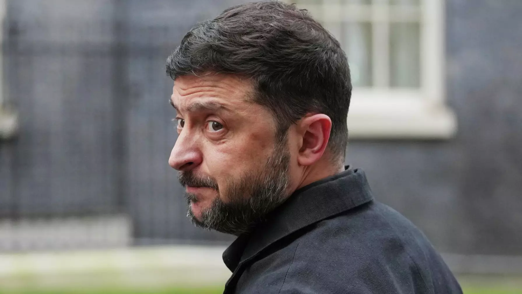 «Басқа елге жасырын түрде көшуі мүмкін» - Зеленскийдің болашағы туралы саясаттанушылар тың болжам жасады (ВИДЕО)