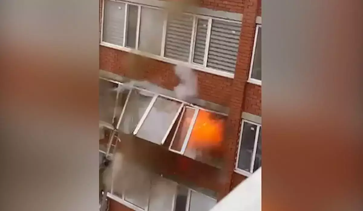 Мощный взрыв прогремел в пятиэтажке Уральска: балкон снесло волной (ВИДЕО)