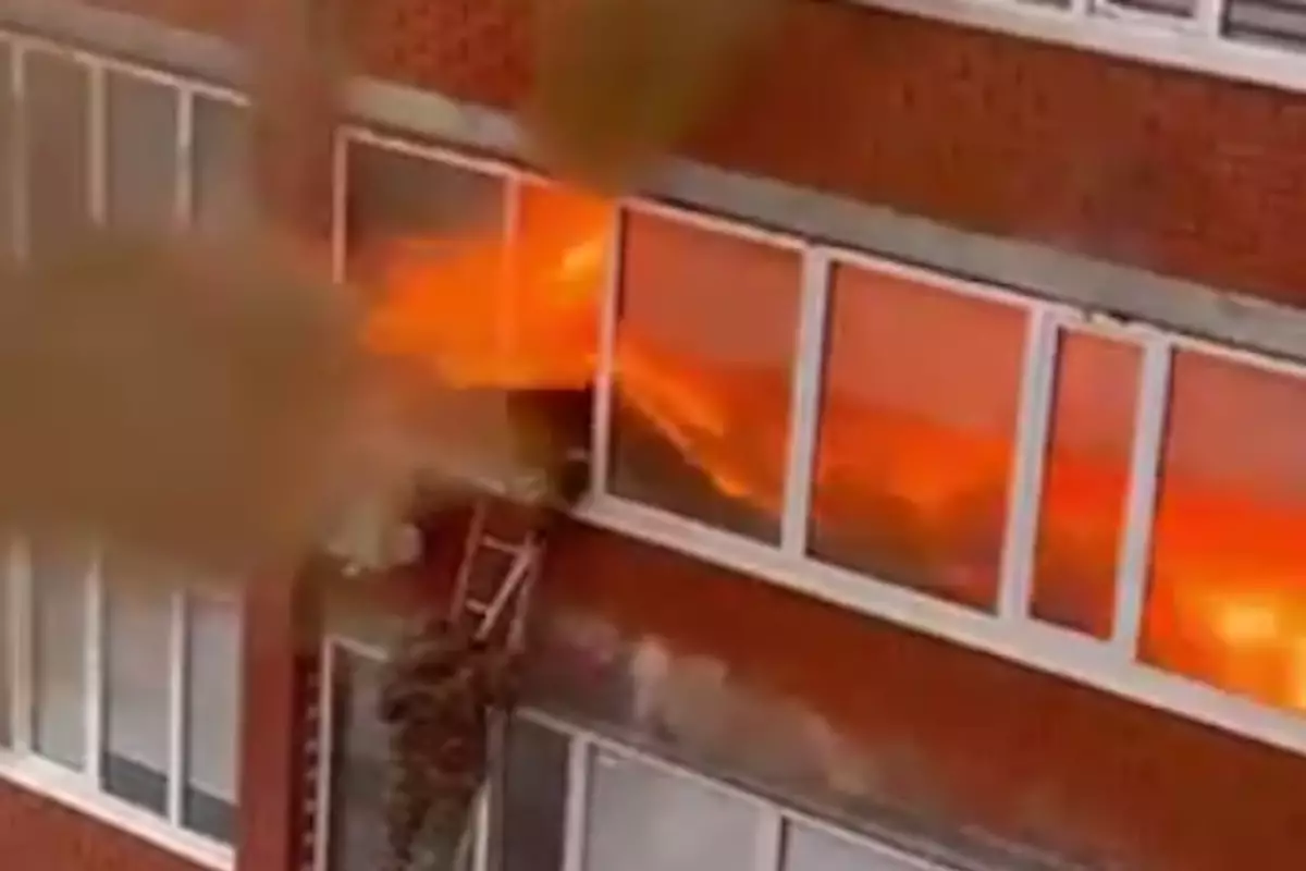 Пожарный оказался в эпицентре взрыва газового баллона в Уральске