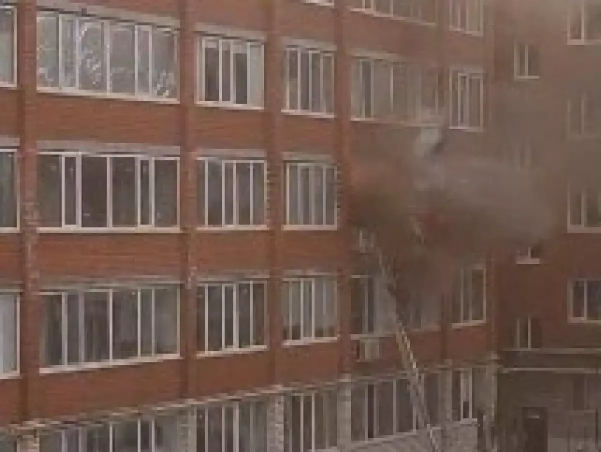 В жилой многоэтажке Уральска прогремел сильный взрыв