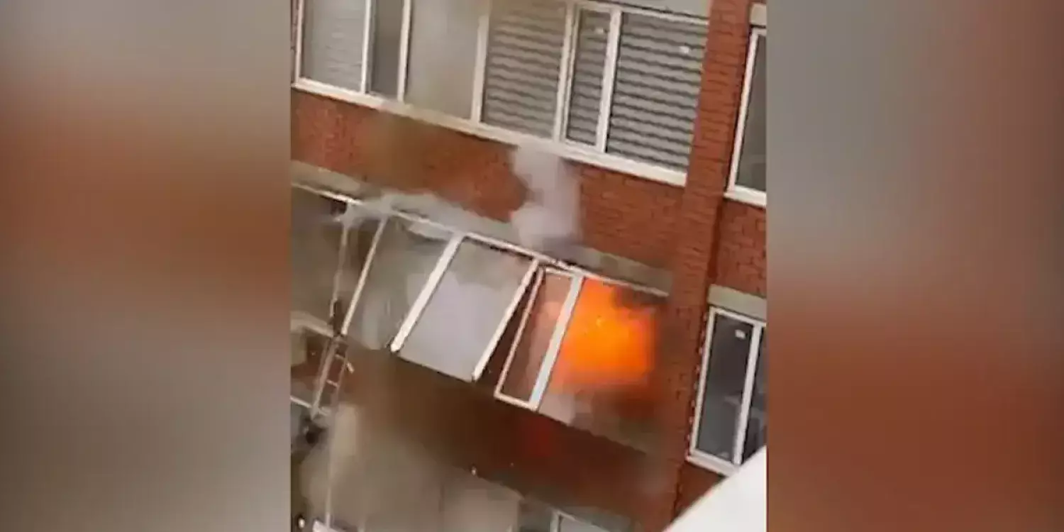 Оралда көпқабатты үйде жарылыс болып, балконның терезесін жұлып әкетті 